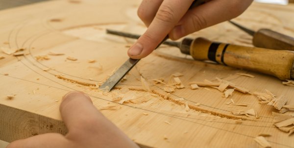 Où apprendre les techniques de sculpture sur bois en Lituanie ?